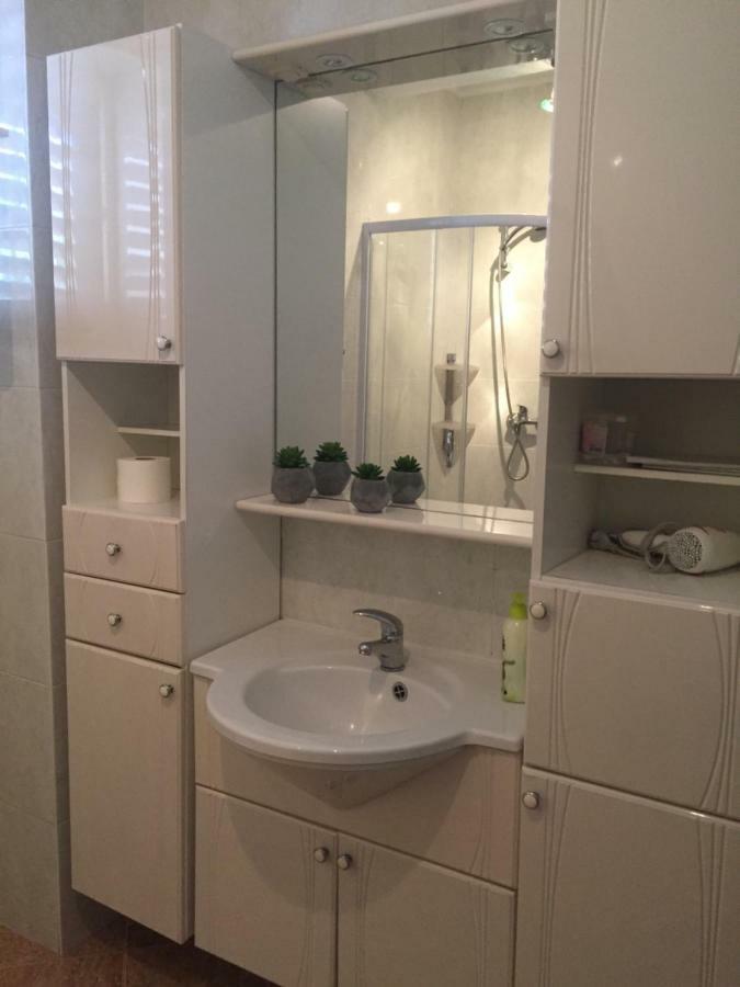 Bond With Private Parking Apartment Zadar Bagian luar foto