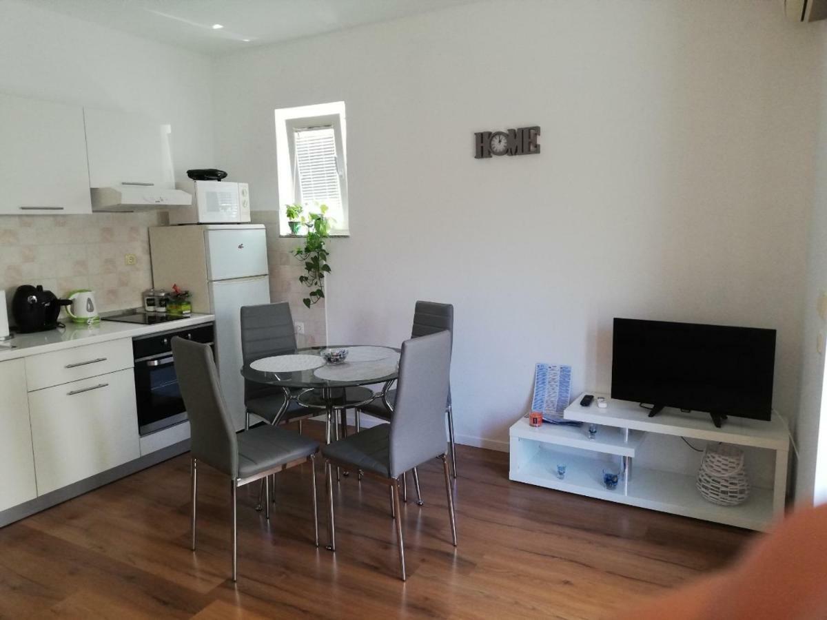 Bond With Private Parking Apartment Zadar Bagian luar foto
