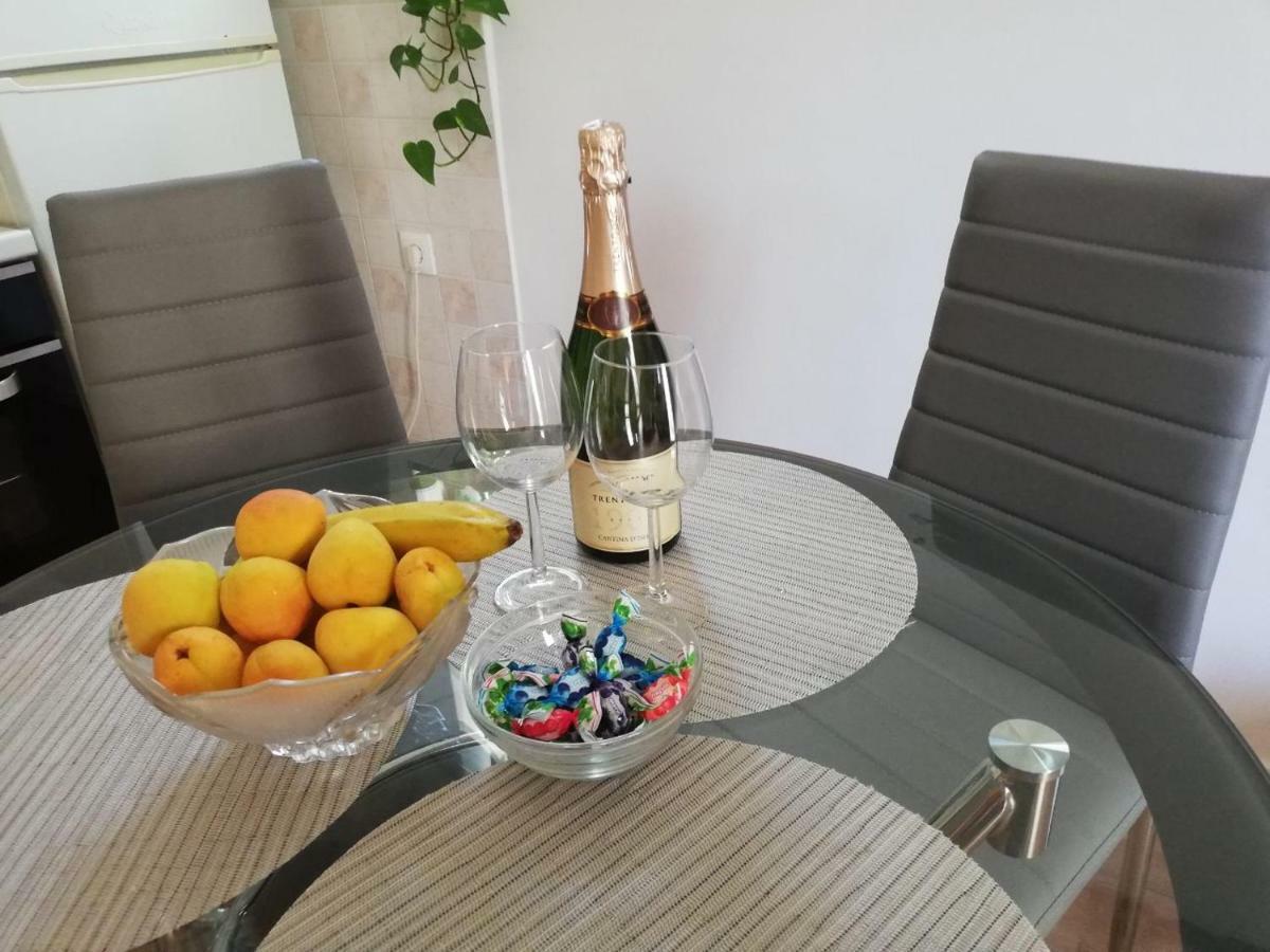 Bond With Private Parking Apartment Zadar Bagian luar foto
